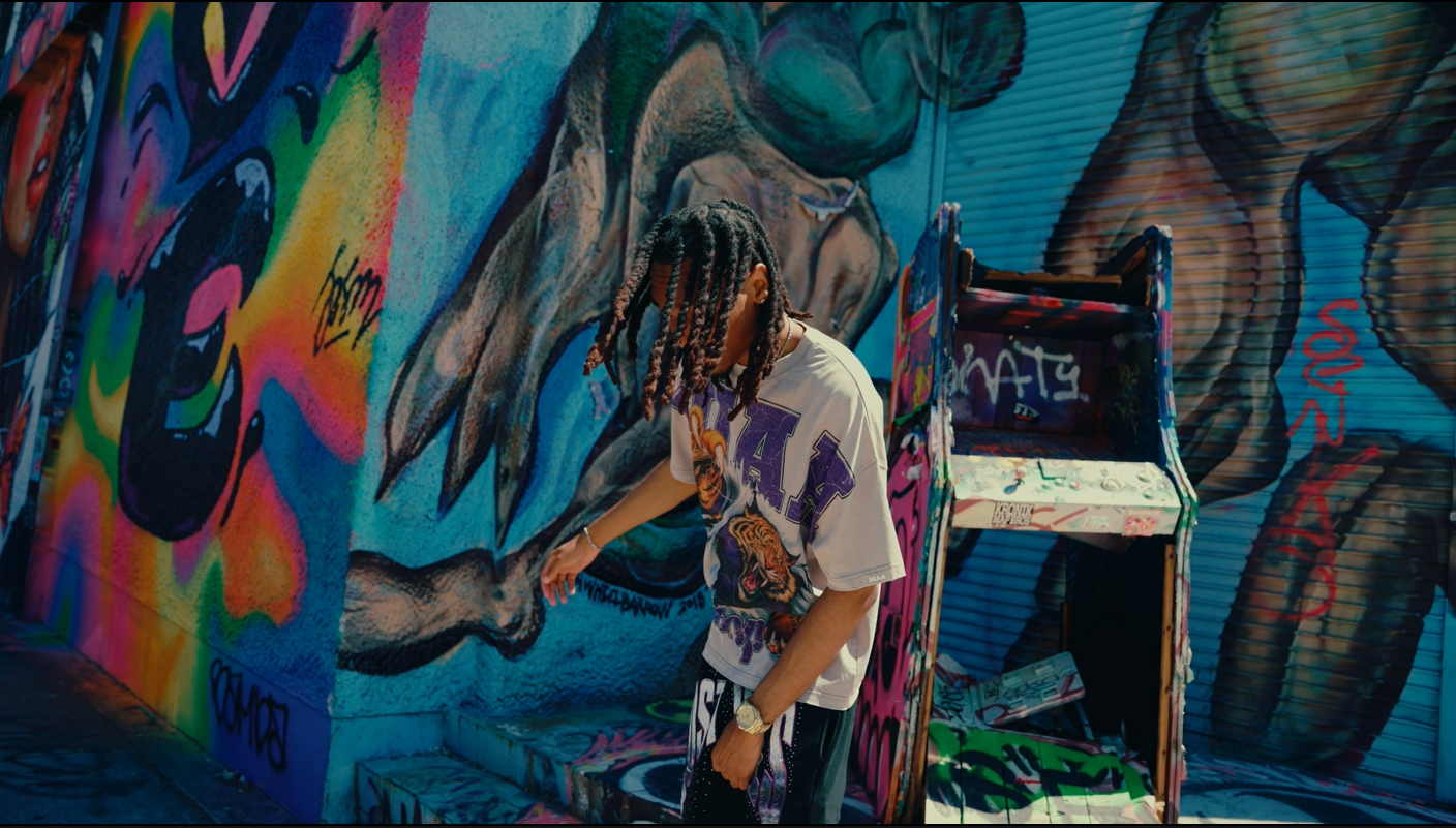 Load video: Vintage Snappin - Outta Town (Official Video)